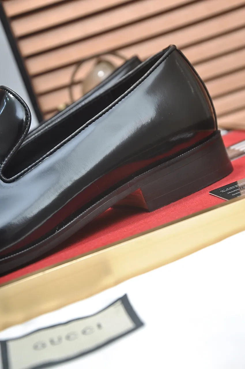 Men's shoes💰500💶Italy's top luxury men's shoe giant (GUCCI) (Gucci) (full cowhide lining) new arrival🍃Original European style🔰 Pleasant to the eye😍In order to make the shoes more durable and non-deformable🌀The production continues to follow traditional methods but there is still no lack of innovation💪Choose original sheepskin for the leather♻️ Smooth and natural And extra bright ⭐Made of imported cowhide, the first choice of rich people 38-45 (45 customized)